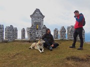 61 Tempietto dedicato alla Madonna circondato da moderni ‘dolmen’ 
